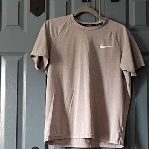 Nike Men’s Light Gray Short Sleeve Athletic Tee